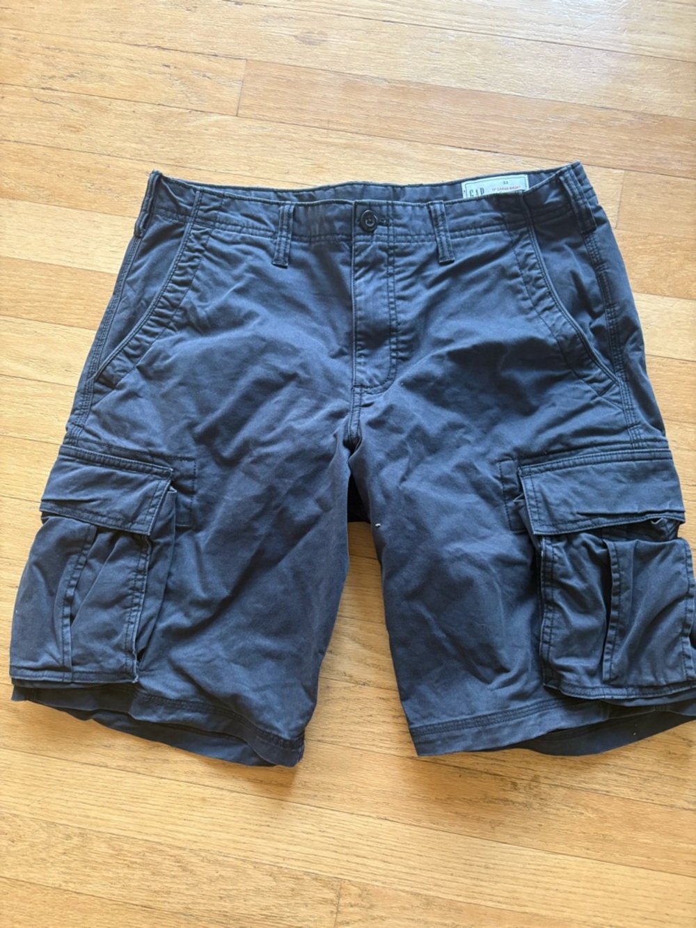 GAP Men's 11” Cargo Shorts - size 32